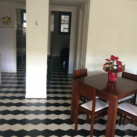 Moderno Sobre El Rio Жирона