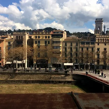 Moderno Sobre El Rio Hotel Girona